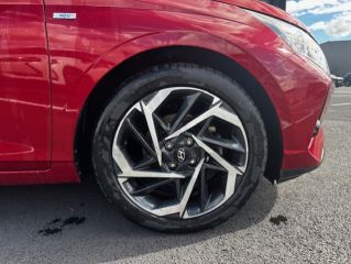 75010 : Hyundai Paris Nord - Goncourt Automobiles - HYUNDAI i20 Creative - i20 III - Dragon Red / Phantom Black - Boîte manuelle - Essence sans plomb