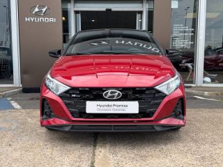 72100 : Hyundai Le Mans - GCH LE MANS - HYUNDAI i20 - i20 - Dragon Red Métal/Toit/rétro Black - Traction - Essence/Micro-Hybride