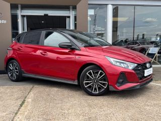 72100 : Hyundai Le Mans - GCH LE MANS - HYUNDAI i20 - i20 - Dragon Red Métal/Toit/rétro Black - Traction - Essence/Micro-Hybride