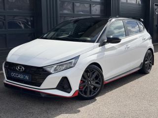54520 : Hyundai Nancy - Théobald Automobiles - HYUNDAI i20 - i20 - Atlas White Métal/Toit/rétros Black - Traction - Essence