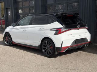 54520 : Hyundai Nancy - Théobald Automobiles - HYUNDAI i20 - i20 - Atlas White Métal/Toit/rétros Black - Traction - Essence