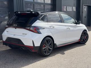 54520 : Hyundai Nancy - Théobald Automobiles - HYUNDAI i20 - i20 - Atlas White Métal/Toit/rétros Black - Traction - Essence