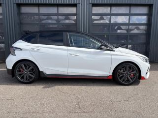 54520 : Hyundai Nancy - Théobald Automobiles - HYUNDAI i20 - i20 - Atlas White Métal/Toit/rétros Black - Traction - Essence