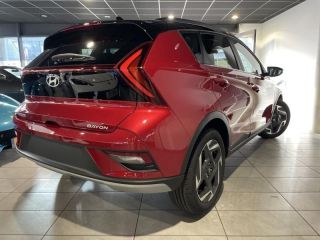 54520 : Hyundai Nancy - Théobald Automobiles - HYUNDAI Bayon - Bayon - Dragon Red Métal/Toit+rétros Black - Traction - Essence