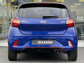 57200 : Hyundai Sarreguemines - Theobald Automobiles - HYUNDAI i10 - i10 - Intense Blue Métal/Toit/rétros Black - Traction - Essence