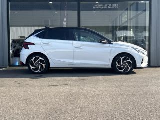 54520 : Hyundai Nancy - Théobald Automobiles - HYUNDAI i20 - i20 - Atlas White Métal/Toit/rétros Black - Traction - Essence/Micro-Hybride