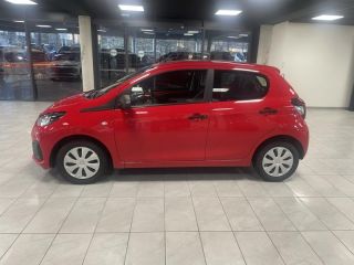 54520 : Hyundai Nancy - Théobald Automobiles - PEUGEOT 108 - 108 - Rouge Scarlet (O) - Traction - Essence
