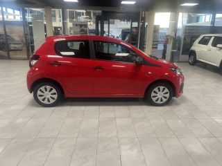 54520 : Hyundai Nancy - Théobald Automobiles - PEUGEOT 108 - 108 - Rouge Scarlet (O) - Traction - Essence