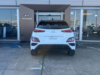 72100 : Hyundai Le Mans - GCA LE MANS - HYUNDAI Kona - Kona - Atlas White/Toit/rétros Black - Traction - Essence/Micro-Hybride