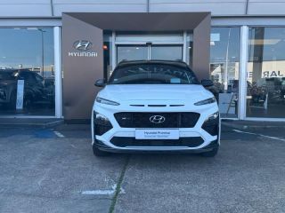 72100 : Hyundai Le Mans - GCA LE MANS - HYUNDAI Kona - Kona - Atlas White/Toit/rétros Black - Traction - Essence/Micro-Hybride